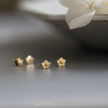2020 Kore Altın Kaplama Mini Sevimli Çiçekler Küpe Taze Kız Basit Tasarım düğme küpe Zarif Bayan Günlük Sıralama Takı